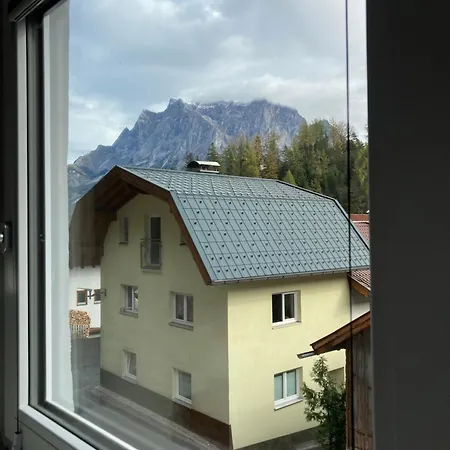 Familienfreundliches Haus Mit Eingezaeuntem Garten 度假居