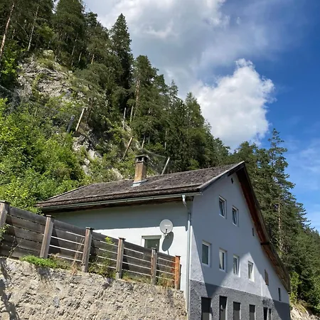 Familienfreundliches Haus Mit Eingezaeuntem Garten *