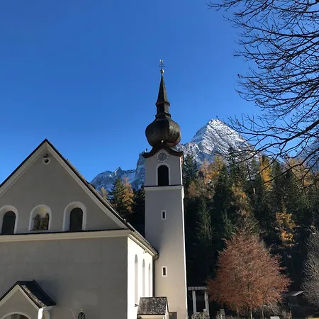 Familienfreundliches Haus Mit Eingezaeuntem Garten *